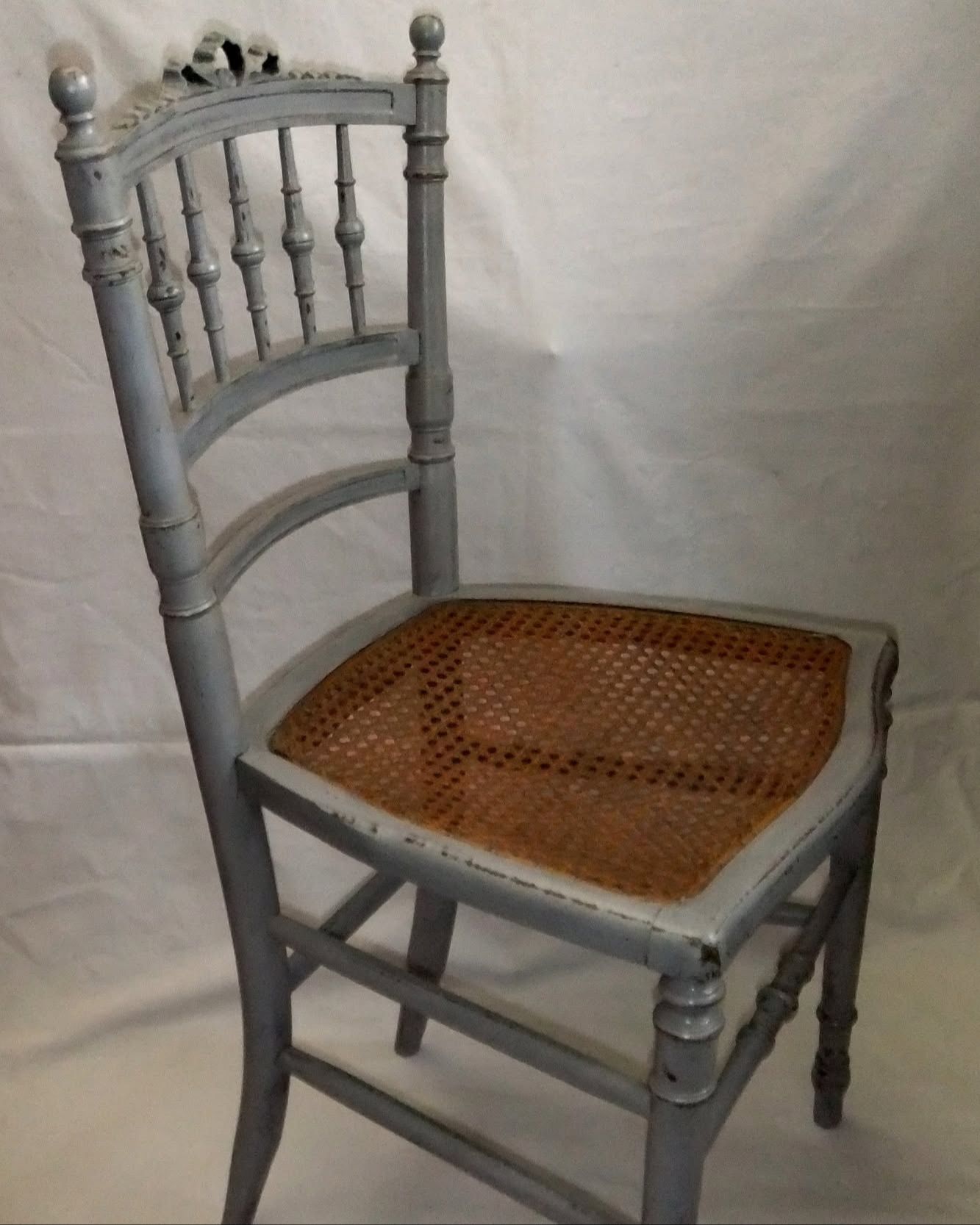 Chaise ancienne style Louis XVI cannage gris galet