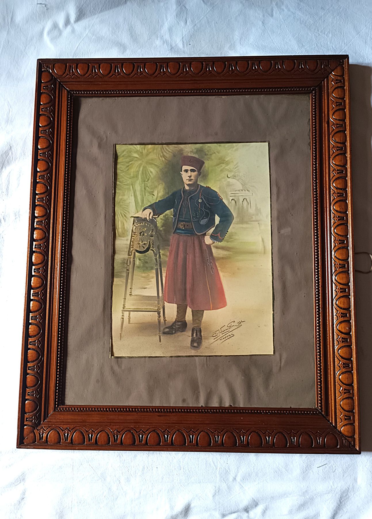Cadre Militaria 1932 grand portrait tirailleur Tunisien signé 66 cm X 55 cm