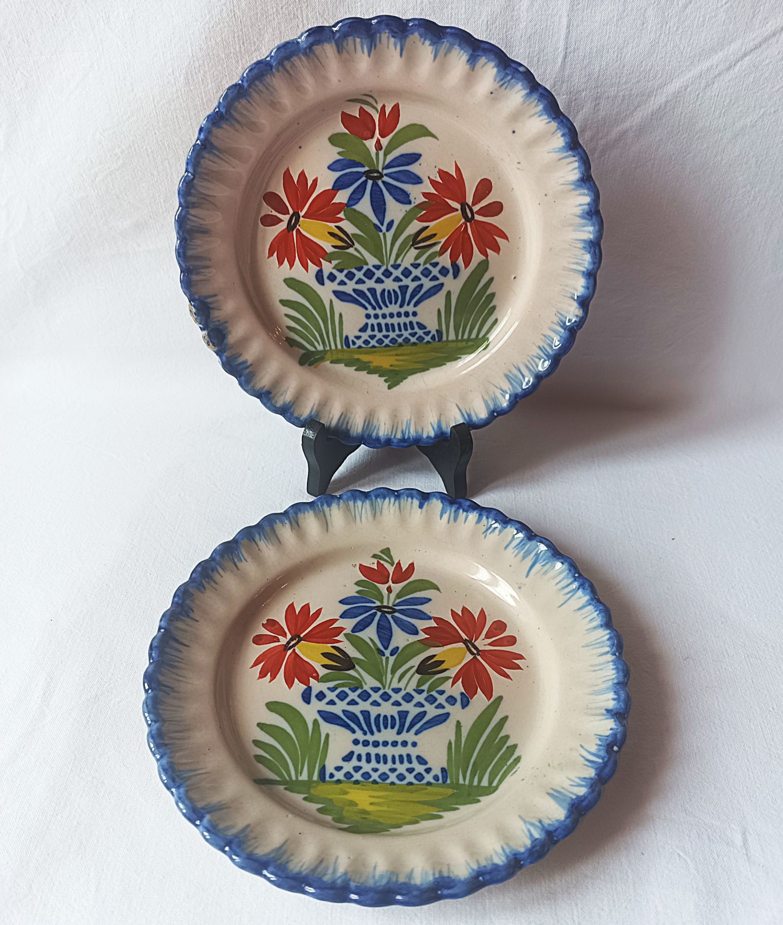 Paire d'assiettes anciennes en faïence populaire décor panier fleuri bord peigné diamètre 19,5cm