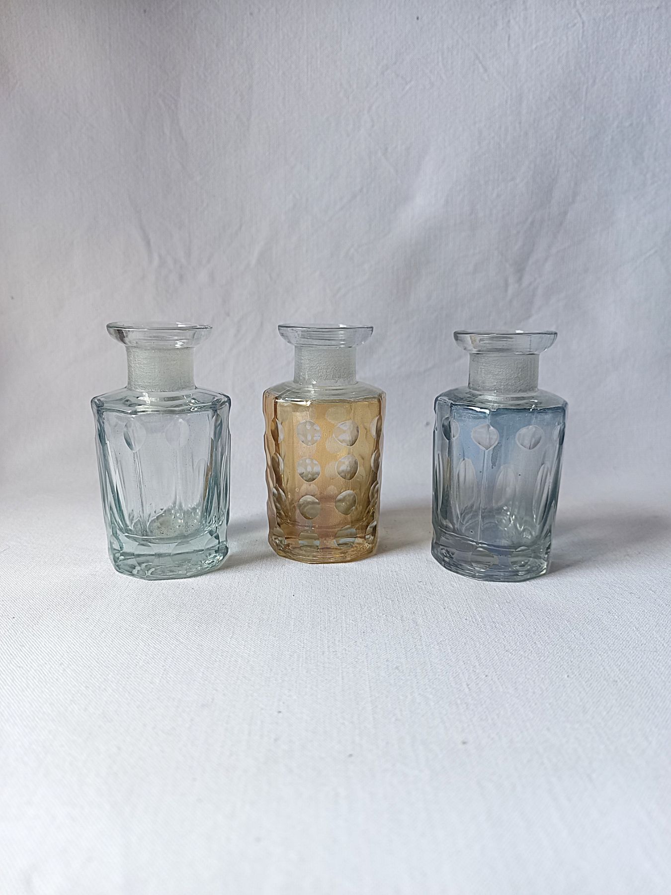 Lot de 3 Anciens Flacons à Parfum en Verre Moulé - Style Art Déco / Vintage