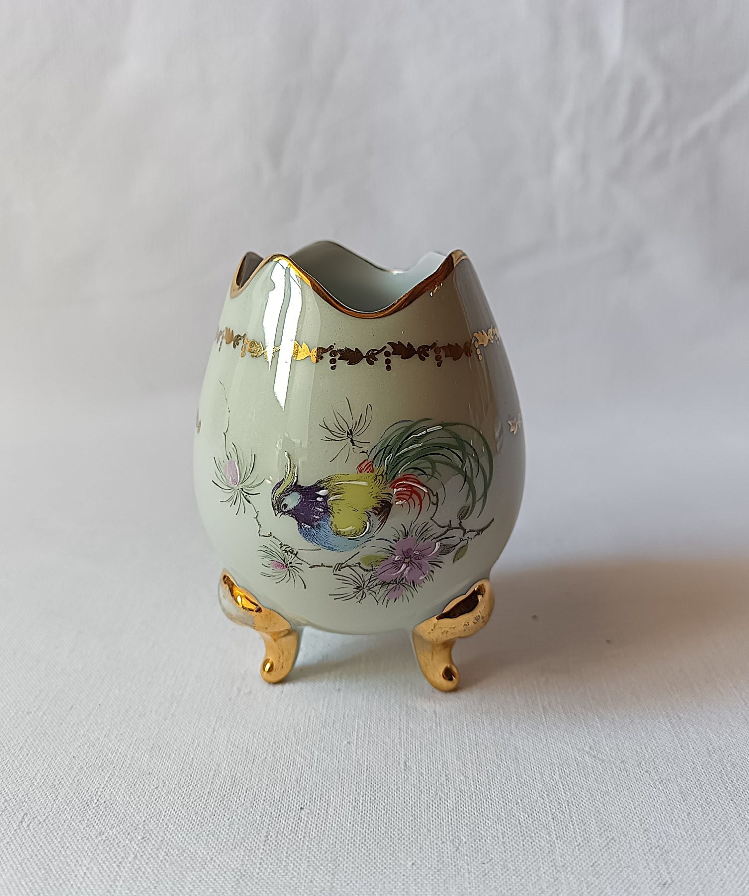 Petit vase œuf tripode en porcelaine de Limoges - Signé F.M. - Décor oiseau et dorure