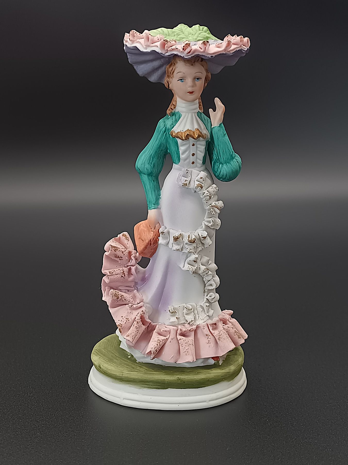 Statuette figurine élégante vintage en biscuit / porcelaine mate