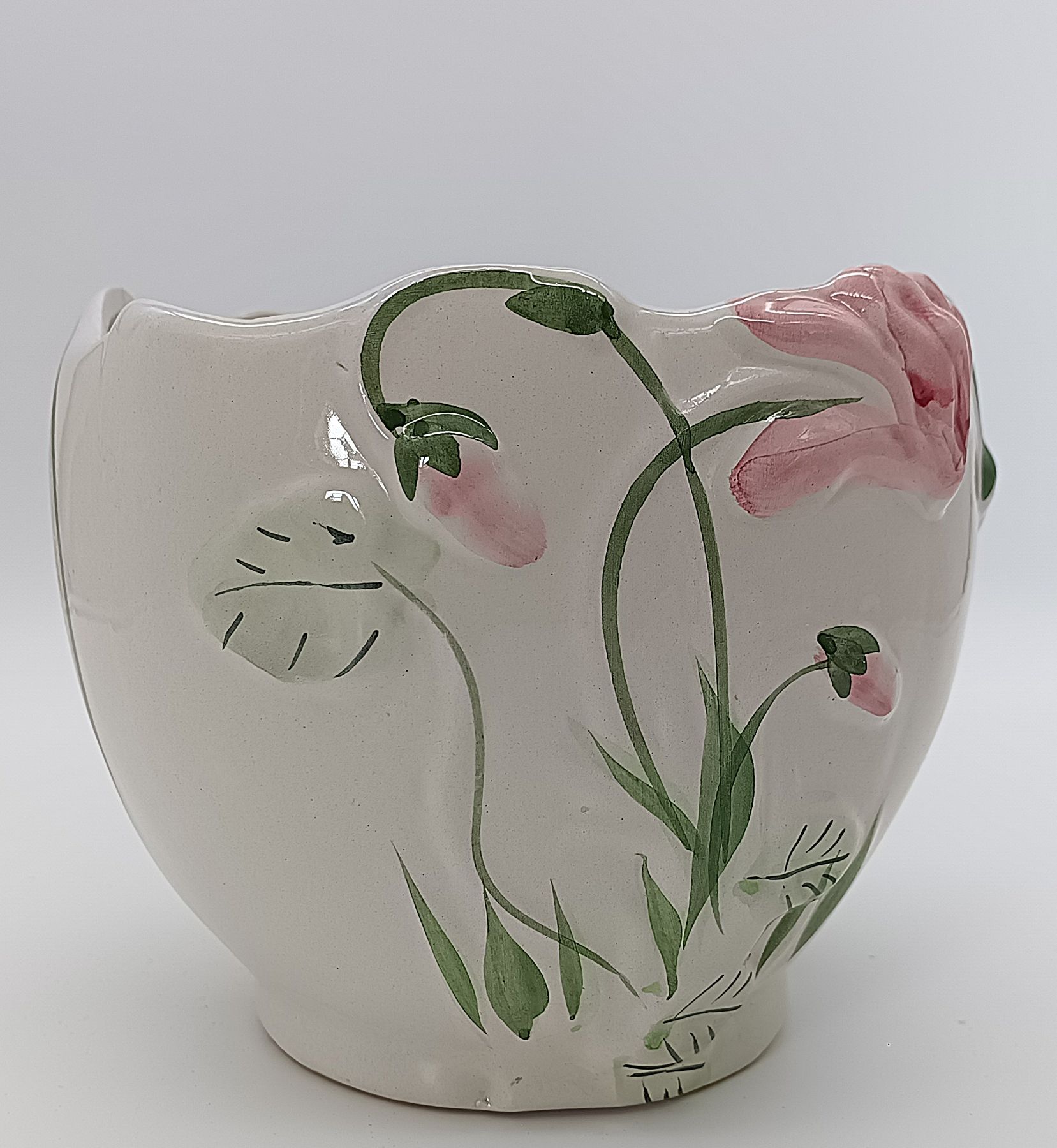 Grand cache-pot vintage en céramique à relief floral (Barbotine) – Ø 20 cm