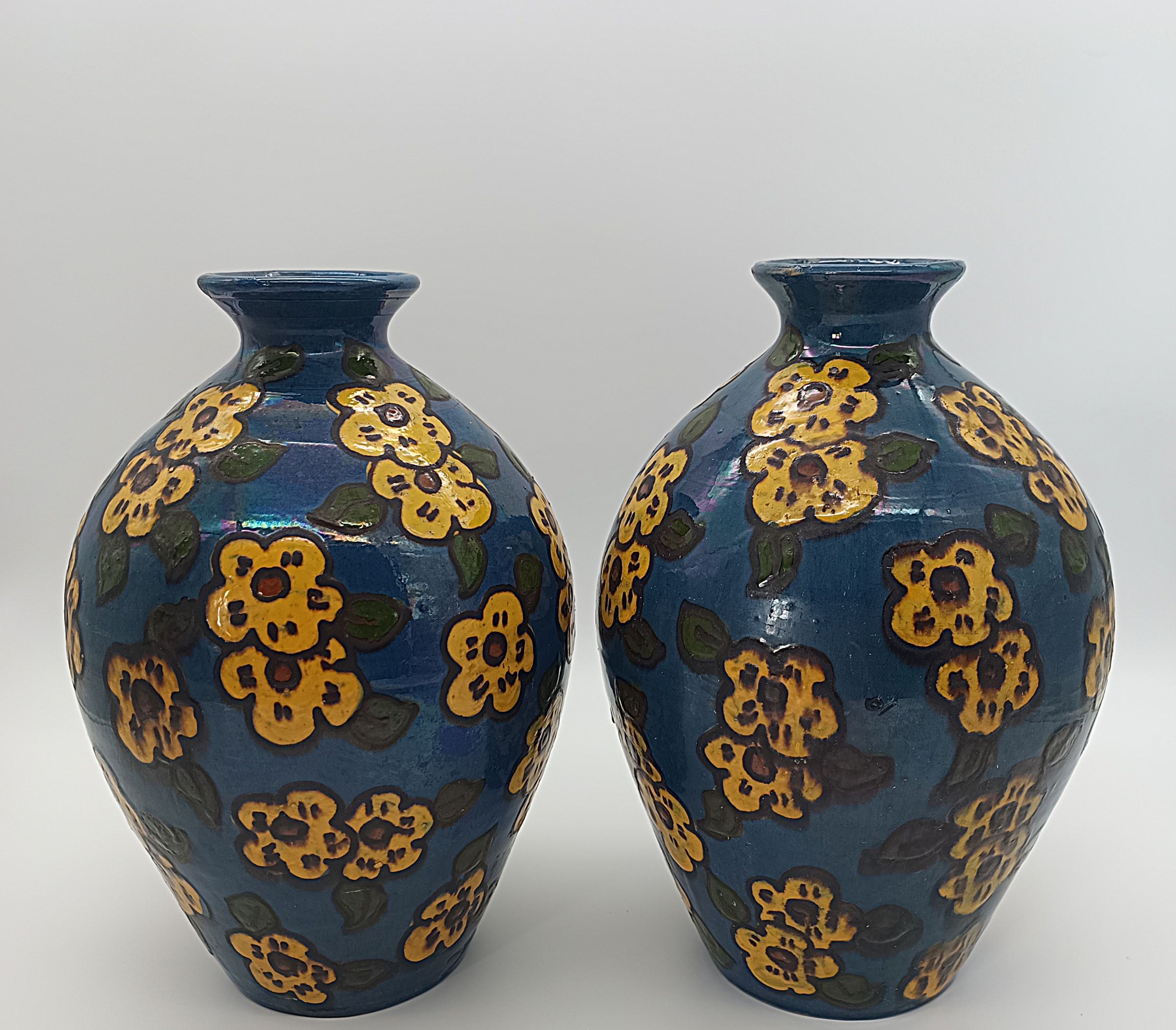 Paire de Grands Vases Art Déco Émile Simonod (H28cm) – Céramique Émaillée Bleue Irisée à Décor Floral en Relief