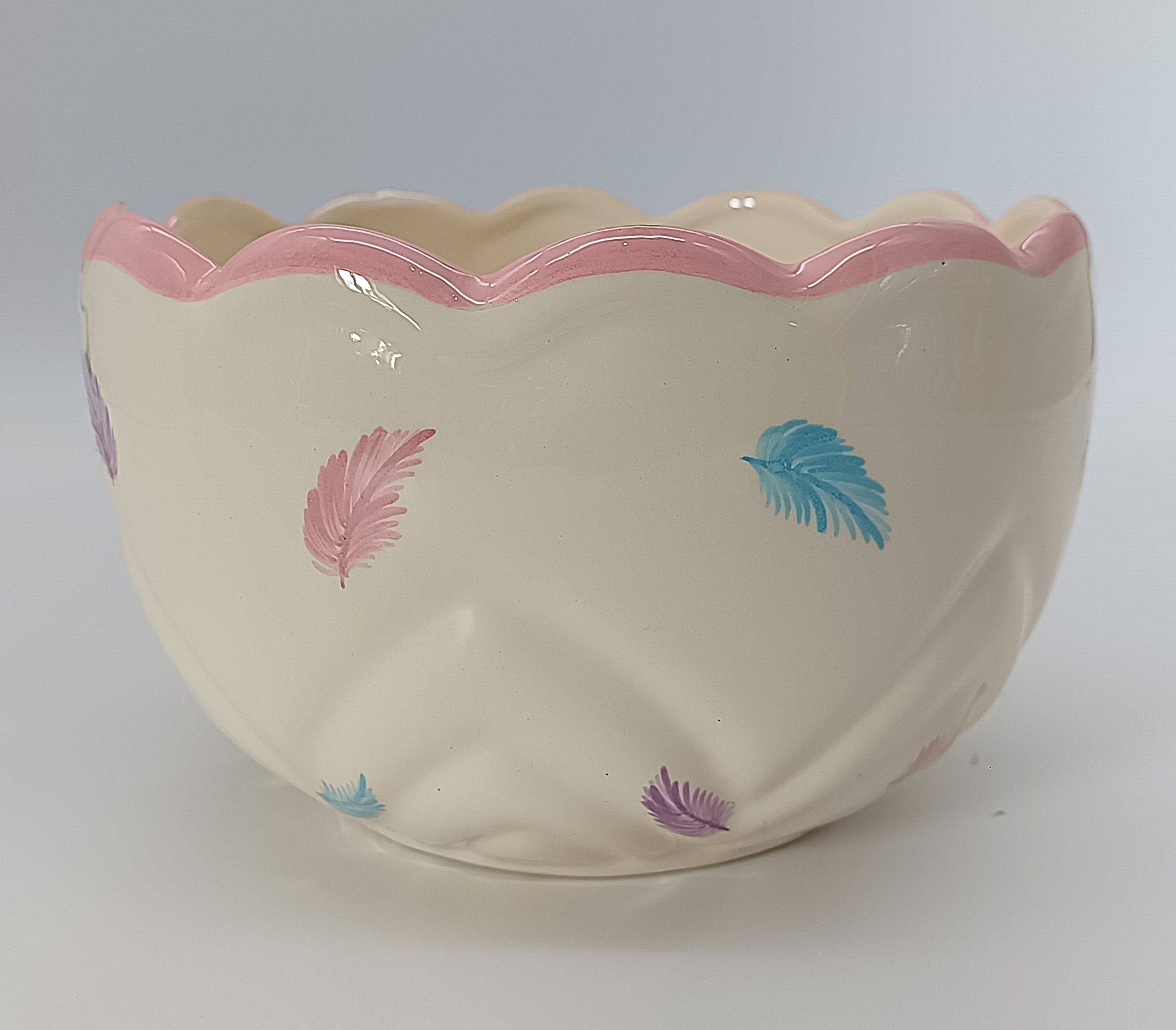 Grand Cache-Pot Vintage en Céramique Festonnée – Décor Plumes Pastel & Col Rose (Ø 22 cm)