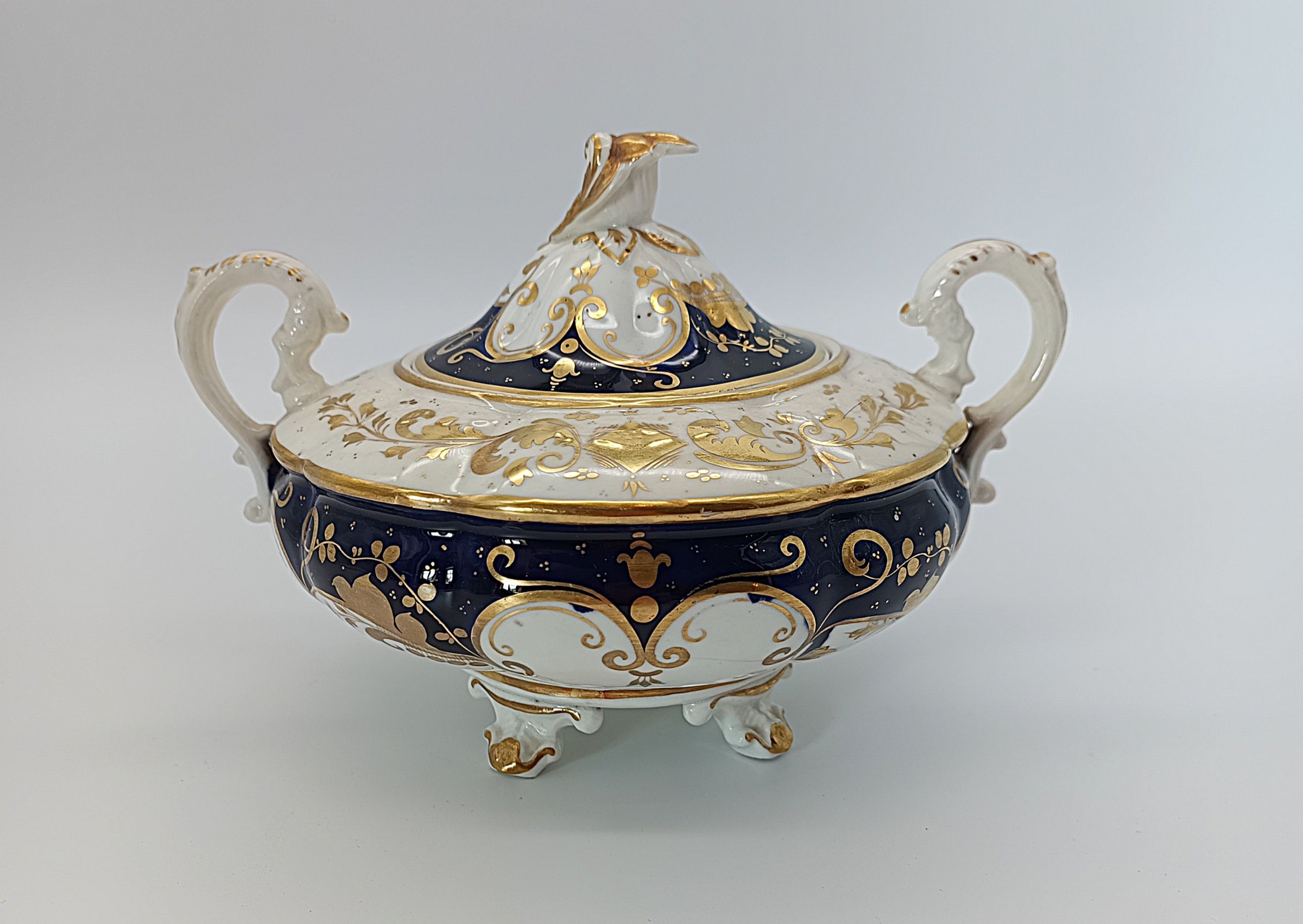 Ancienne bonbonnière en porcelaine dorée et bleu cobalt style Napoléon III XIXe (numérotée)
