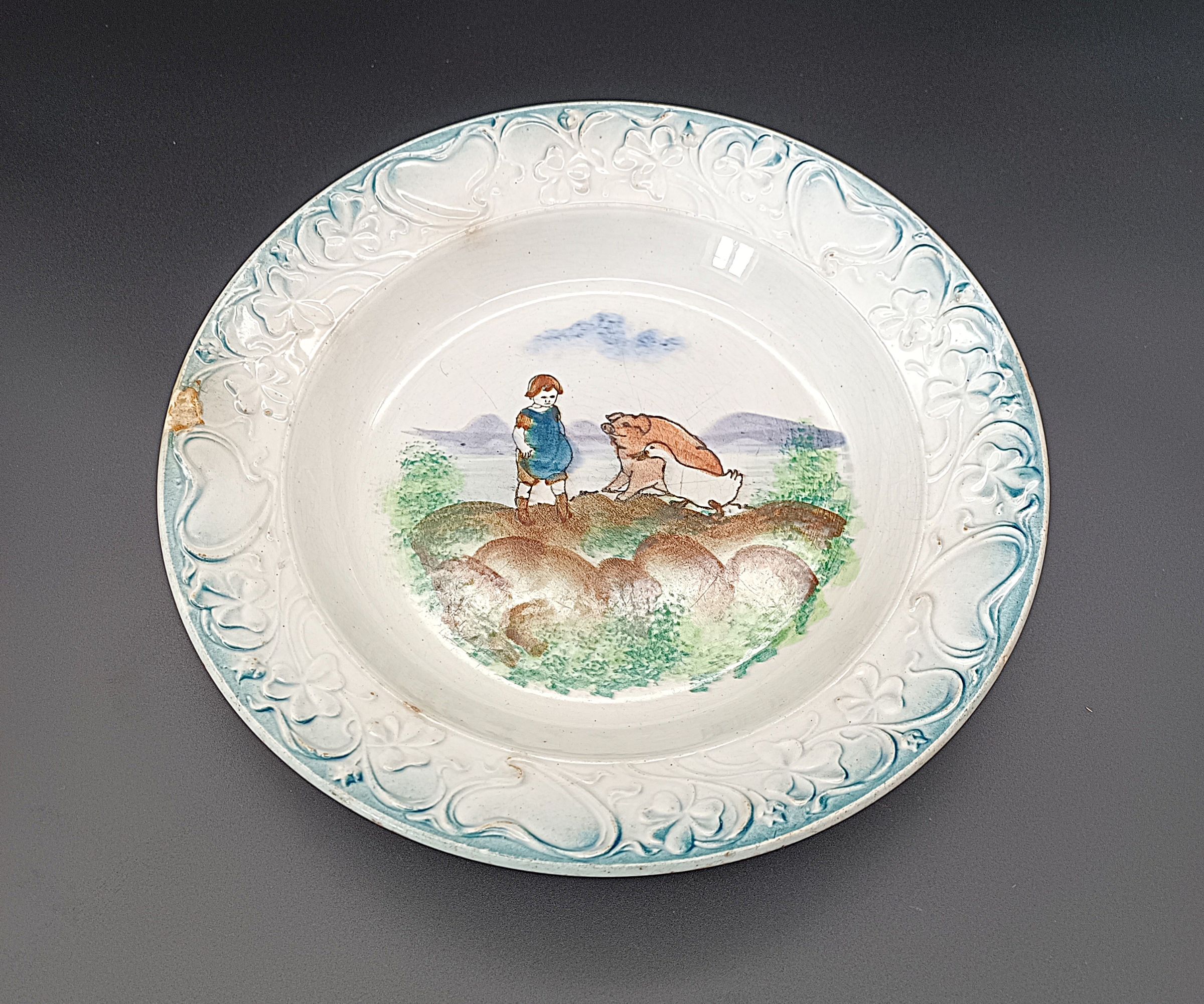 Grand plat creux ancien XIXe faïence décor pastoral Enfant, Cochon et Oie (28 cm)