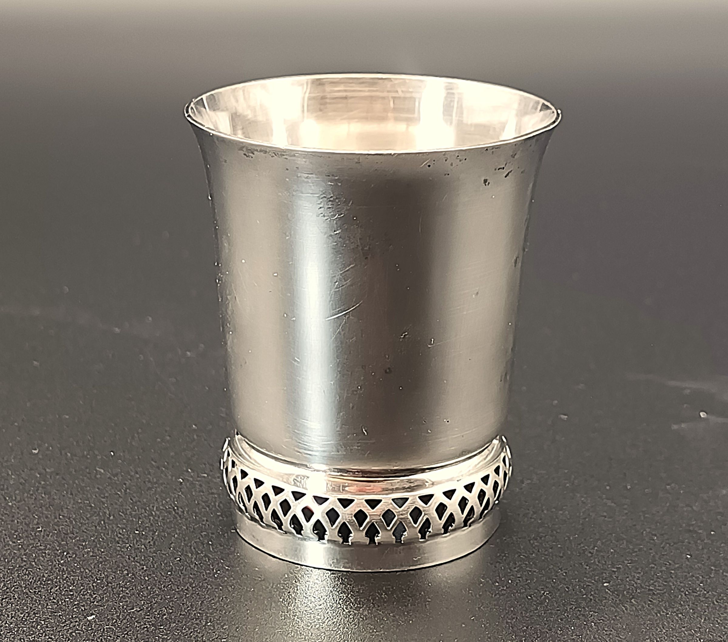 Timbale vintage en métal argenté Base ajourée Poinçon d'orfèvre GR