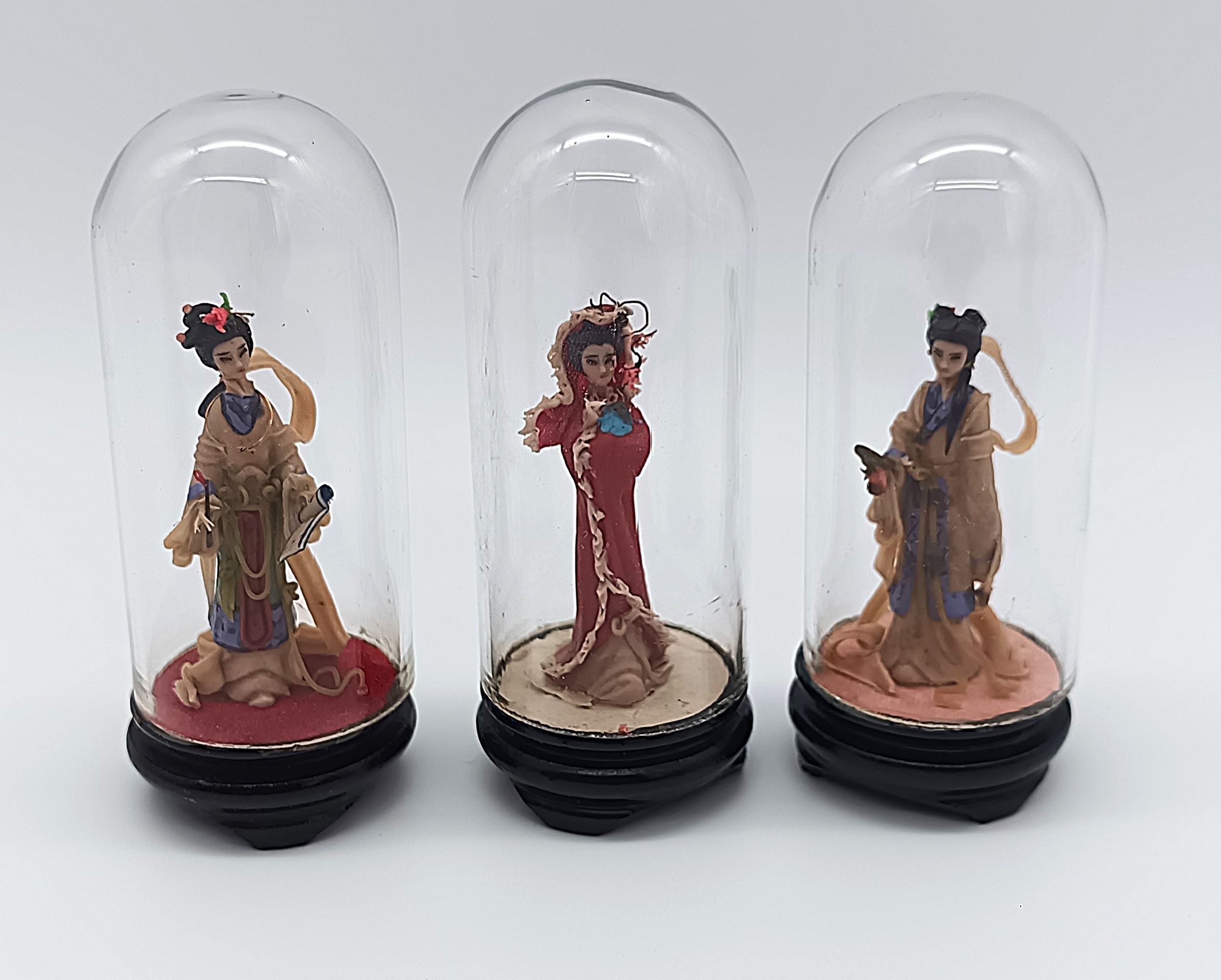 Lot de 3 figurines chinoises miniatures sous globe de verre - Vintage H 9,7 cm