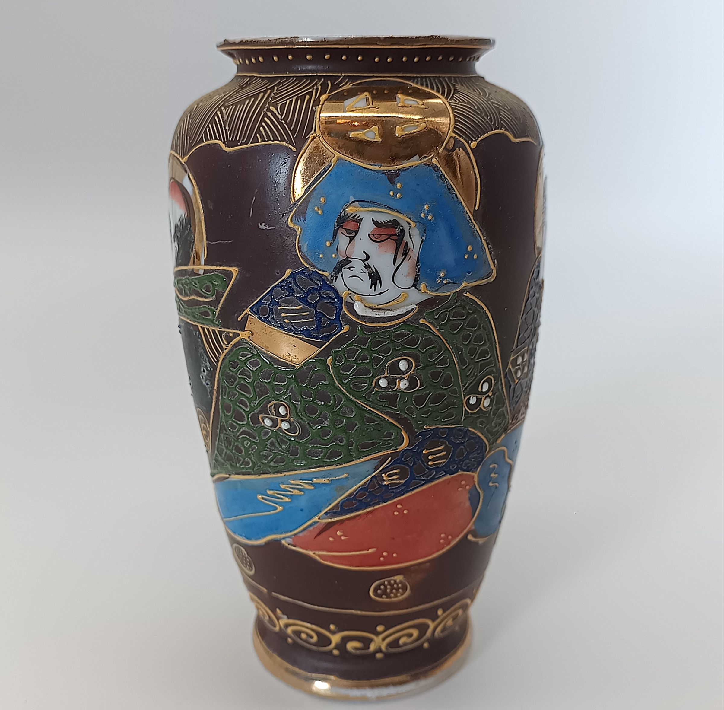 Ancien Vase Japonais en Céramique Émaillée Décors de Sages Époque Meiji / Taisho Hauteur 16 cm