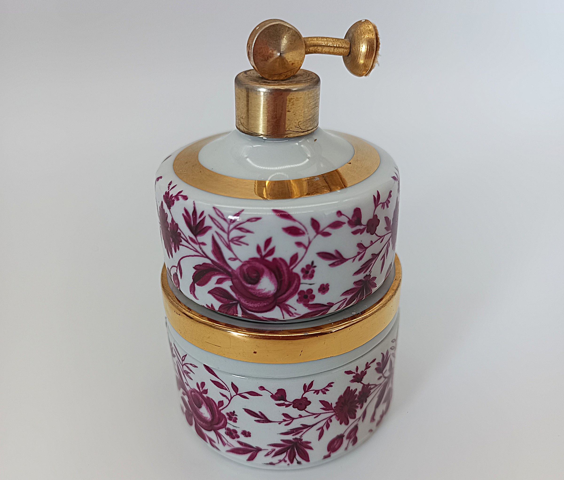Charmant Ensemble de Coiffeuse Ancien en Porcelaine de Bavière Roses Bordeaux et Dorures Hauteur 10,5 cm