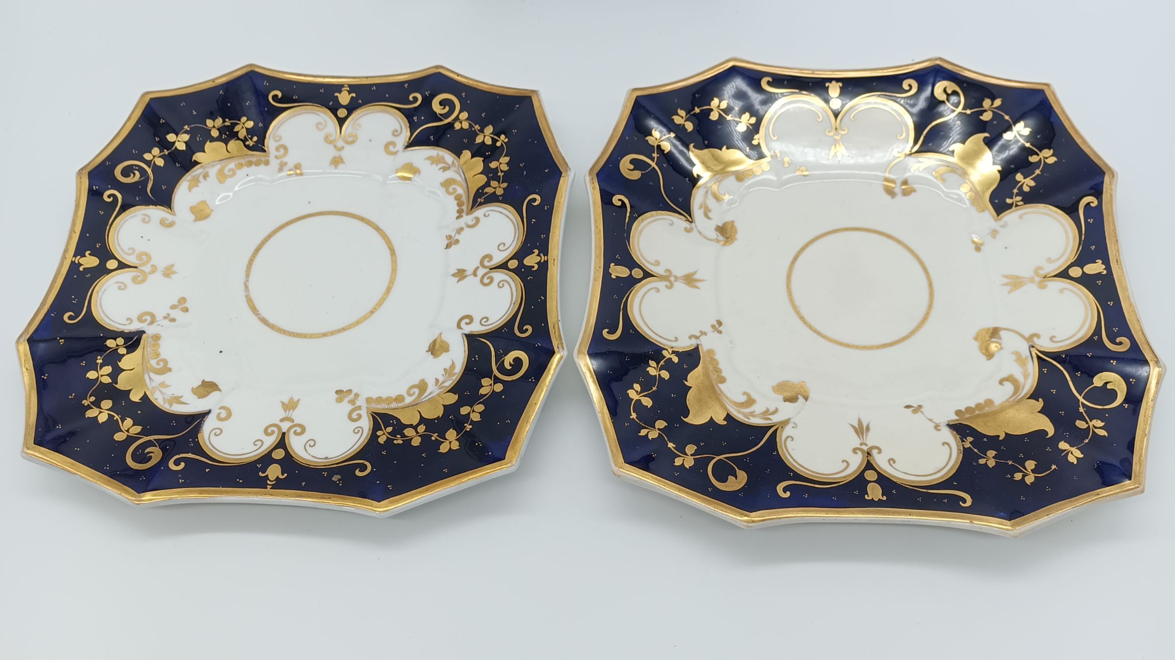 Paire d'Assiettes Carrées en Porcelaine de Paris Cobalt et Or Style Empire / Restauration