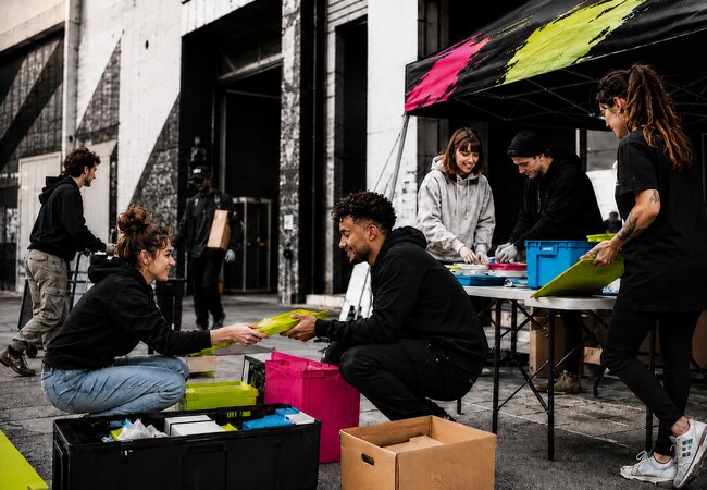 Bénévoles préparant ensemble un stand pour une action associative