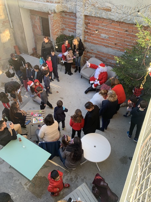 Père Noël et enfants dans la cour de La Minoterie