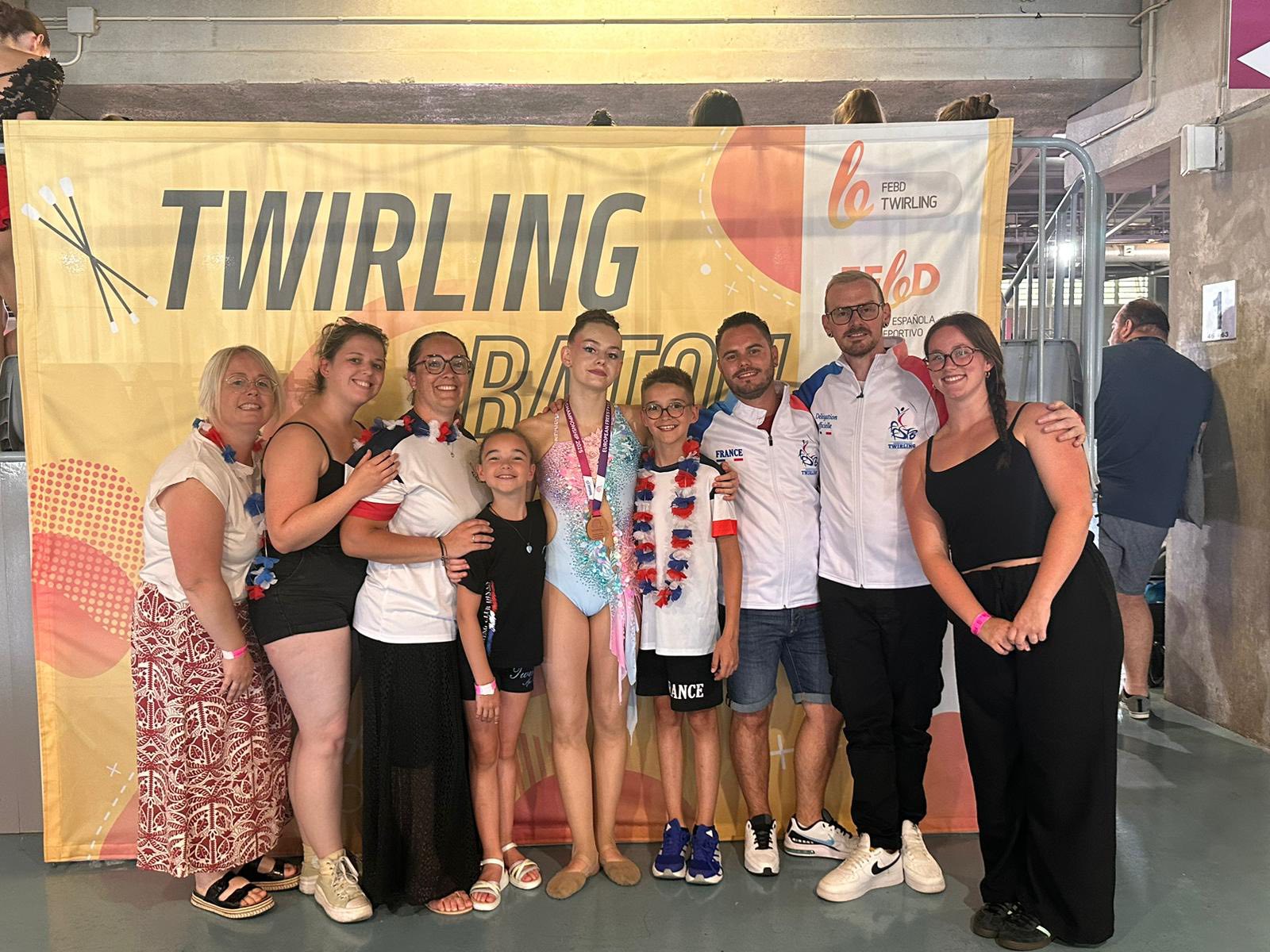 Manon avec les supporters du club ayant fait le déplacement en Espagne !