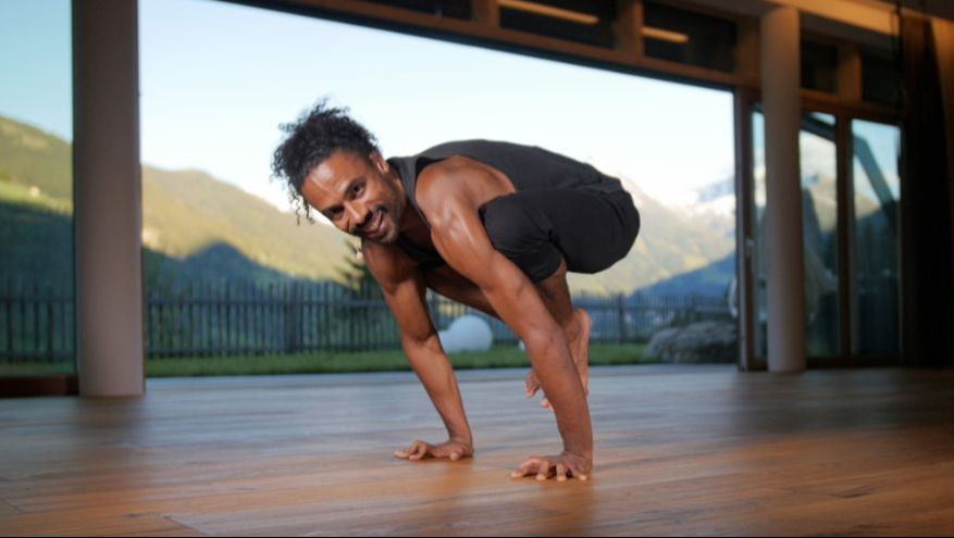 Equilibre sur les bras : du corbeau à la luciole