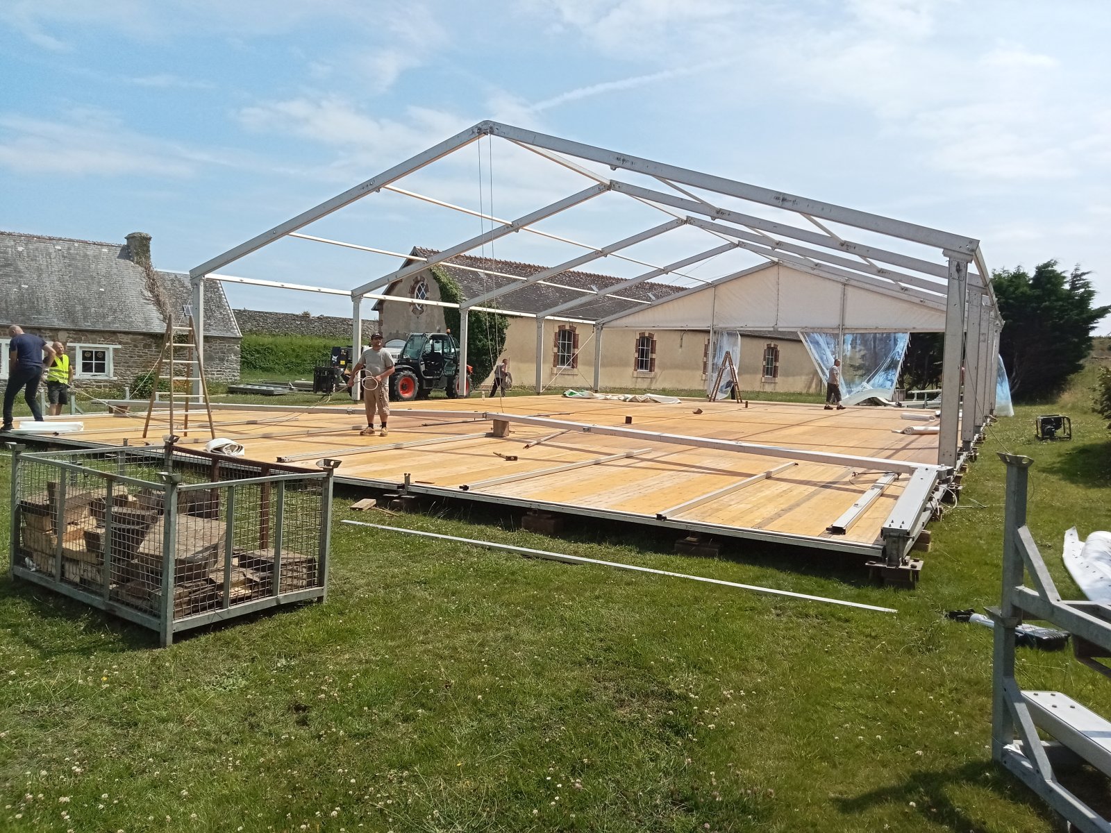 Mise en place du chapiteau sur le site de la Hougue
