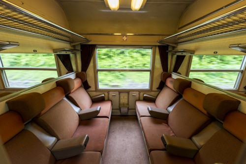 1ère classe : confortables sièges en compartiment de 6 places