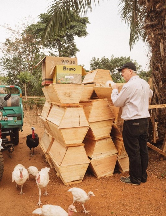 Photo de la livraison des premières ruches qui ont été ensuite installées dans les parcelles agricoles