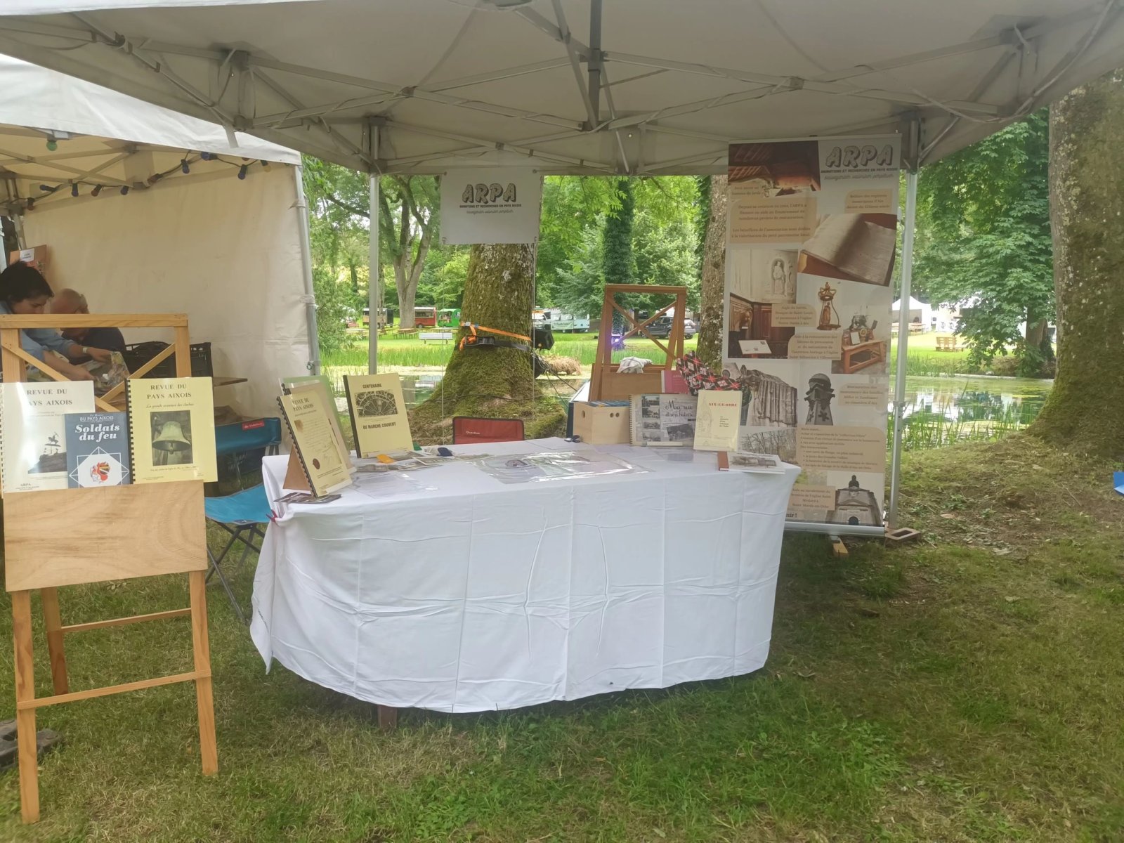 le stand de l'ARPA devant le grand bassin du Parc des Fontaines au Festival Othe Armance édition 2024