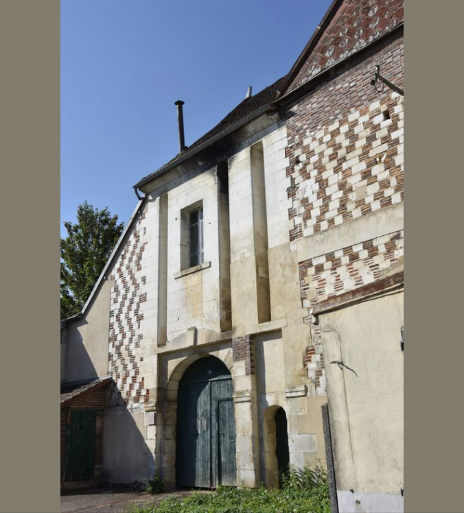 la porte du château médiéval d'Aix-en-Othe