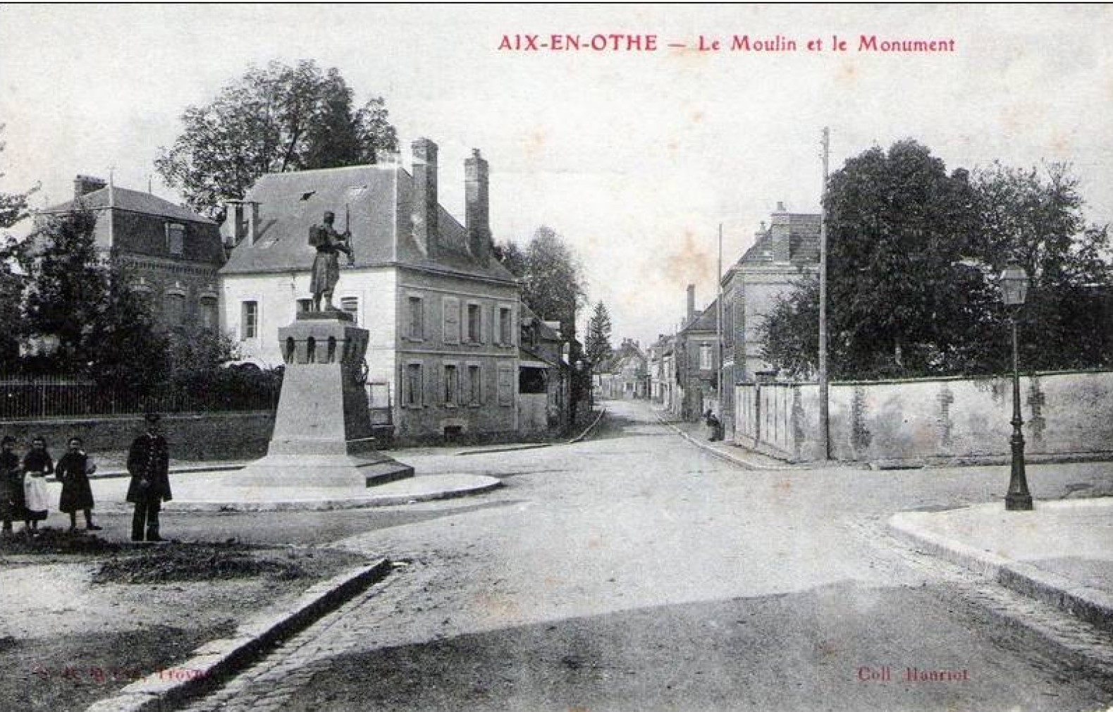 Aix-en-Othe vue du moulin et du monument aux morts (carte postale)