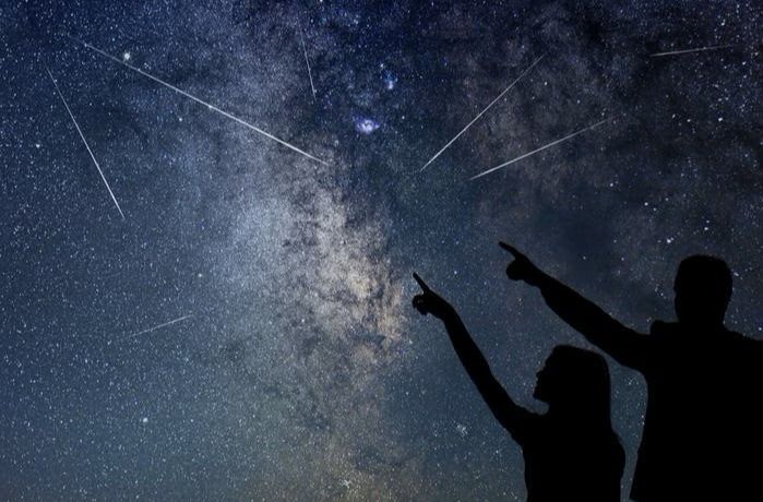 09/08/2025 - Doccia di stelle