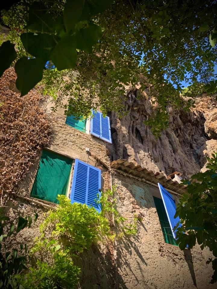 Lucie, La Maison troglodyte