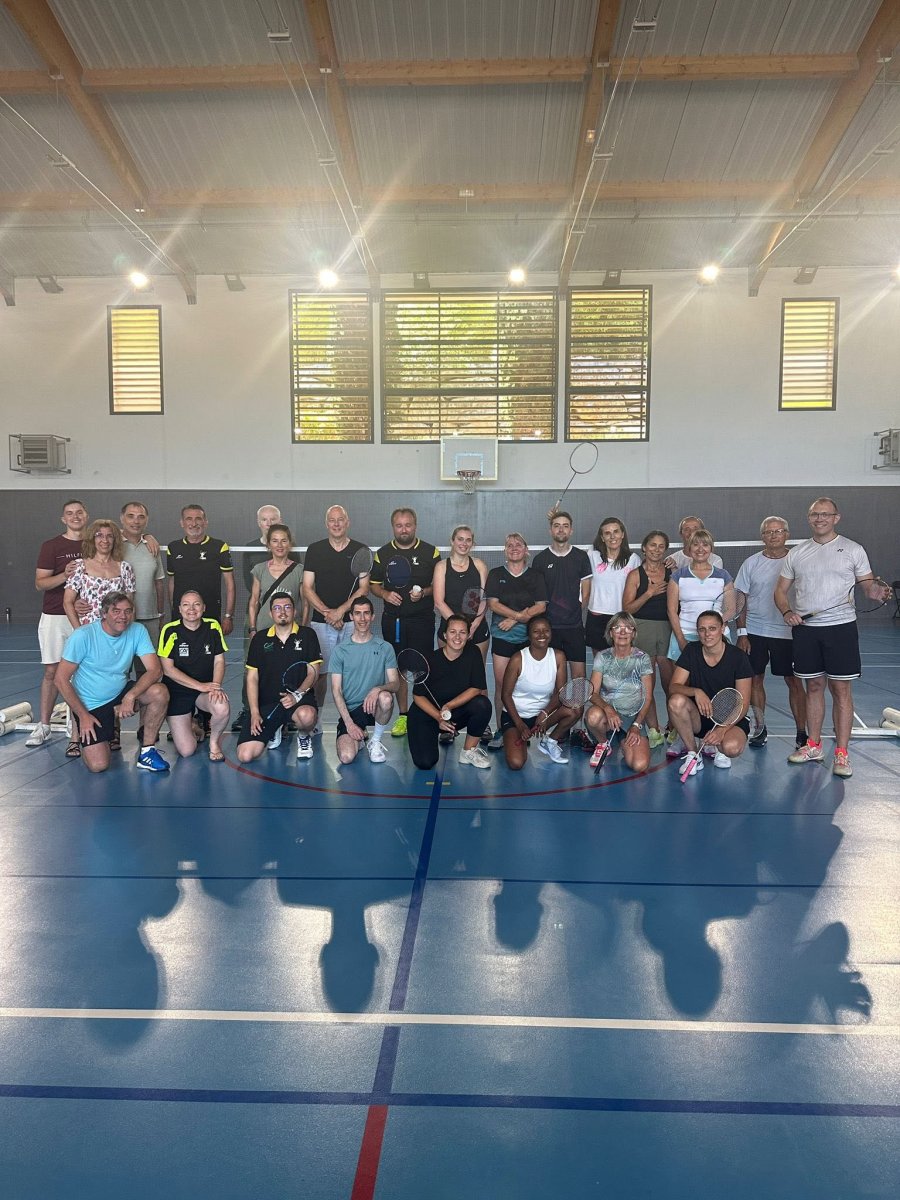 Les membres de l’Association Badminton Sanary au gymnase de la Vernette